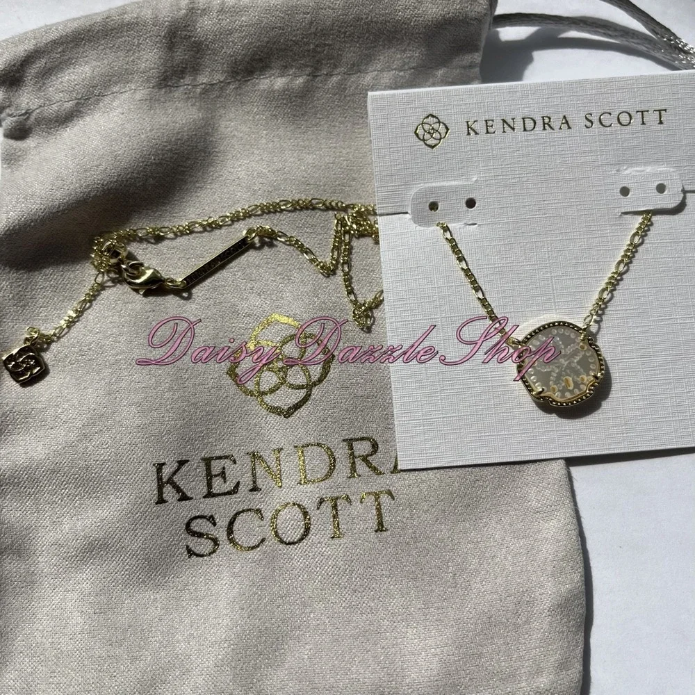 ✨Kendra Scott Sand Dollar Gold Pendant Necklace In Natural Mother of Pearl New✨